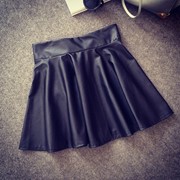 Женская стильная короткая юбка из эко кожи фото