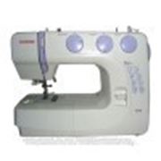 Швейная машина Janome VS 54S / 17 операций, петля автомат, плавная регулировка длины и ширины, классический челнок, цвет: бело-сиреневый фотография