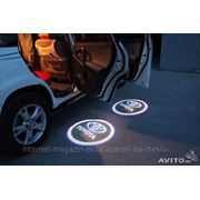 Лазерная проекция логотипа автомобиля фото