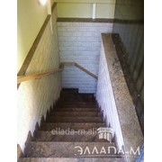Лестница из камня коричневая фото