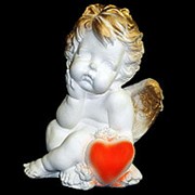 Сувенир Ангел сидя полузолото с красным сердцем 13x18x11см