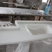 Столешницы для ванной из искусственного камня фото