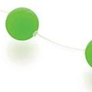Зеленые вагинальные шарики на прозрачной сцепке фотография