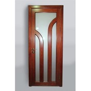 Дверь деревянная с тремя стеклянными вставками фотография
