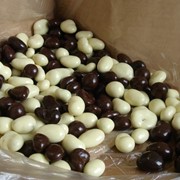 Конфеты-драже в шоколадной глазури фото