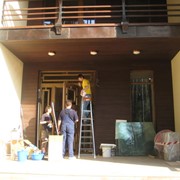 Мытье стеклянных поверхностей фото