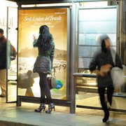 Реклама на автобусных остановках фото