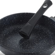 Сковорода литая алюминиевая с антипригарным покрытием черная 20 см фотография