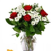 Букет из красных роз и белых хризантем. фото