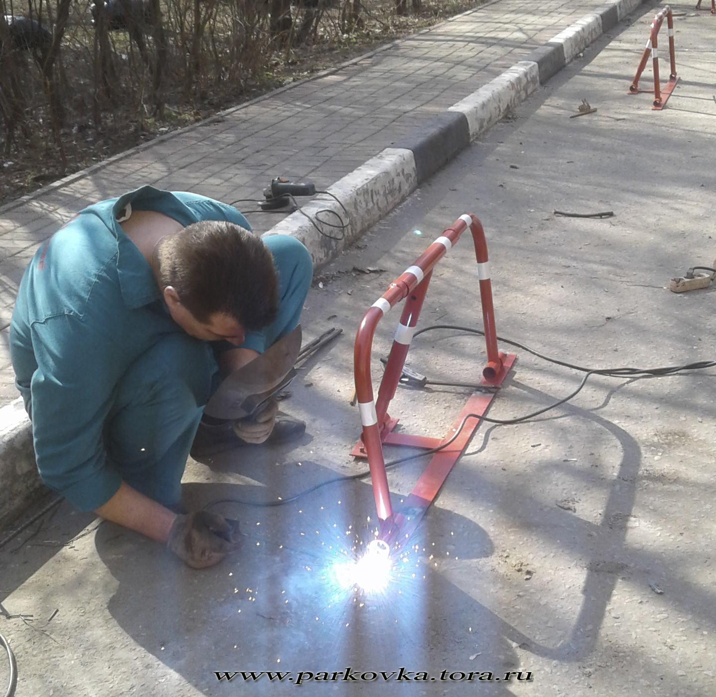 полоса препятствий. устанавливать препятствия. парковочный барьер б8. полоса препятствий лабиринт армейская. полоса препятствий.