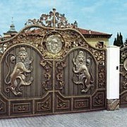Ворота кованые с элементом декора, Лев фотография
