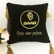Подушка черная Saab с надписью кисти золото фото