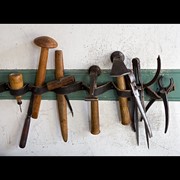 Инструмент для ремонта обуви: клещи, молотки, шило, крючки, дыроколы, пробойники, ножи, растяжки лапы и многое другое фото