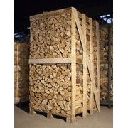 Дрова берёзовые, колотые, сухие уложенные в деревянный контейнер. фото