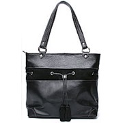 Женская чёрная сумка из натуральной кожи с кисточкой фото