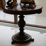 Круглый столик на резной ноге. Кон.XIX - нач.XX вв. фотография