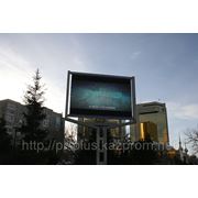 Реклама на мониторах, экранах на улицах (перекрестках) фотография
