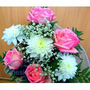 Букет из розовых роз и одиночных хризантем “С Днем рождения!“ фото