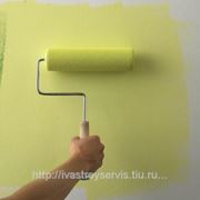 Окрашивание стен водоэмульсионной краской фотография