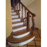 Лестницы из массива древесины фото