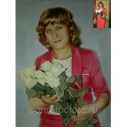 Женщина с фотографии в ярком платье с букетом роз фото