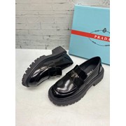 Женские туфли-лоферы лакированные черного цвета фотография