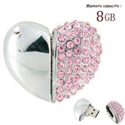 Элегантная USB флешка 8 GB в форме сердца с розовыми кристаллами