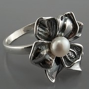 Кольцо серебряное (Арт. 141020) Серебро 925° пробы, культивированный речной жемчуг Вес: 7.3 г