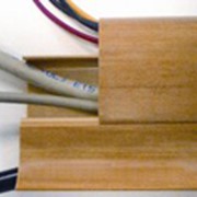 Плинтус с кабель-каналом со съемной верхней крышкой фото