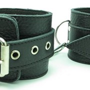 Кожаные наручники с пряжкой фотография