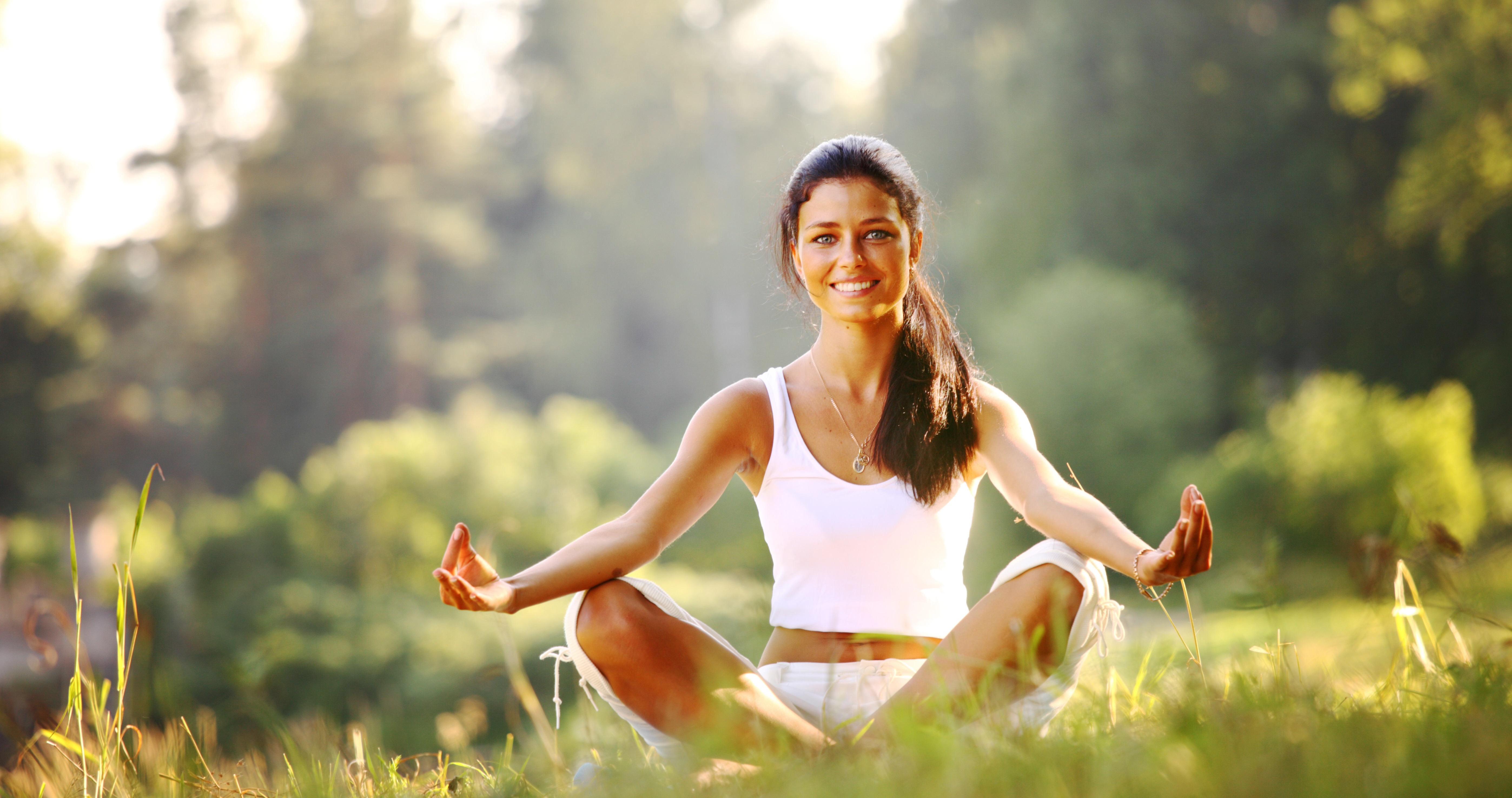 Утренняя медитация для женщин наполнение. Здоровая девушка. Йога на природе. Здоровый человек. Здоровый счастливый человек.