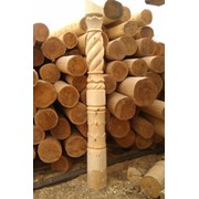 Резной столб .Деталь крыльца деревянного дома фотография
