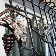Решетки кованые. Художественная ковка металла может выполняться по собственным эскизам, или же вы можете предложить свой проект.