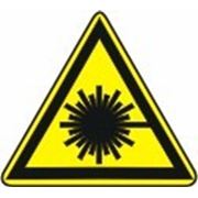 Знак безопасности «Опасно. Лазерное излучение» фото