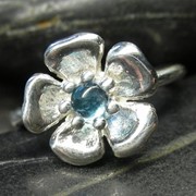 Серебреное кольцо с синем топазом фото
