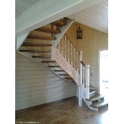 Деревянная лестница с элементами резьбы (001) фото