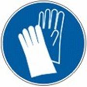 Знак безопасности «Работать в защитных перчатках» фото