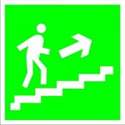 Эвакуационный знак, код E 15 Направление к эвакуационному выходу по лестнице вверх