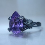 Серебряное кольцо с темно-фиолетовым аметистом фото