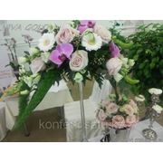 Цветы на гостевые столы с вазой