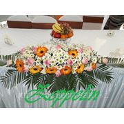 Оформление стола живыми цветами (ладья) на свадьбу