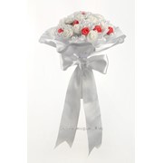 Букет для невесты №26, белый/красный (розы 29 шт) фото
