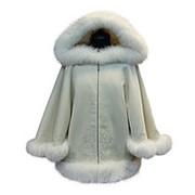 Шерстяное пальто-пончо с натуральным мехом белого цвета