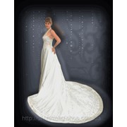 Шикарное свадебное платье с раскошным шлейфом и вышивкой фото