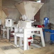 Кирпичный мини завод по изготовлению гиперпресованного кирпича. фотография