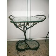 Кованый столик с прозрачной сталешницей. фото