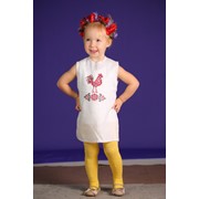 Детское платьице "Петушок" с вышивкой крестиком и нежным хлопковым кружевом по проймам, горловине и низу изделия. Объем платья регулируется пояском, завязывающимся на спинке.