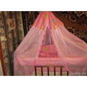 кроватка деревянная детская для девочки. фотография