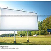 Монтаж баннера на рекламной конструкции расположенной по обочине дороги