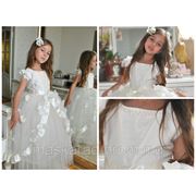 Белое нарядное платье с цветами фото